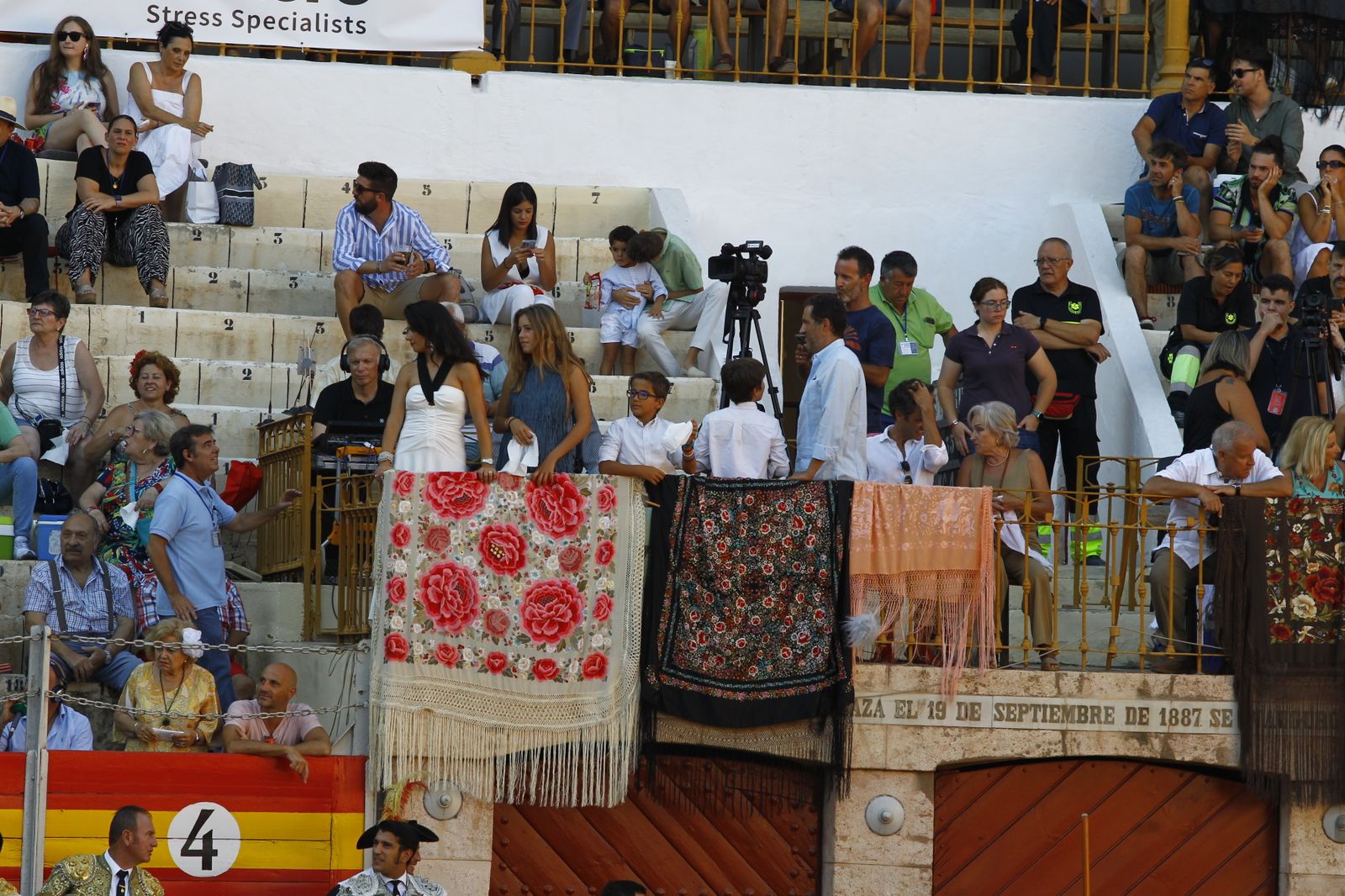 Imágenes del 'ambiente' en la corrida de toros de la Feria de Almería, con los diestros Morante de la Puebla, El Juli y Tomás Rufo
