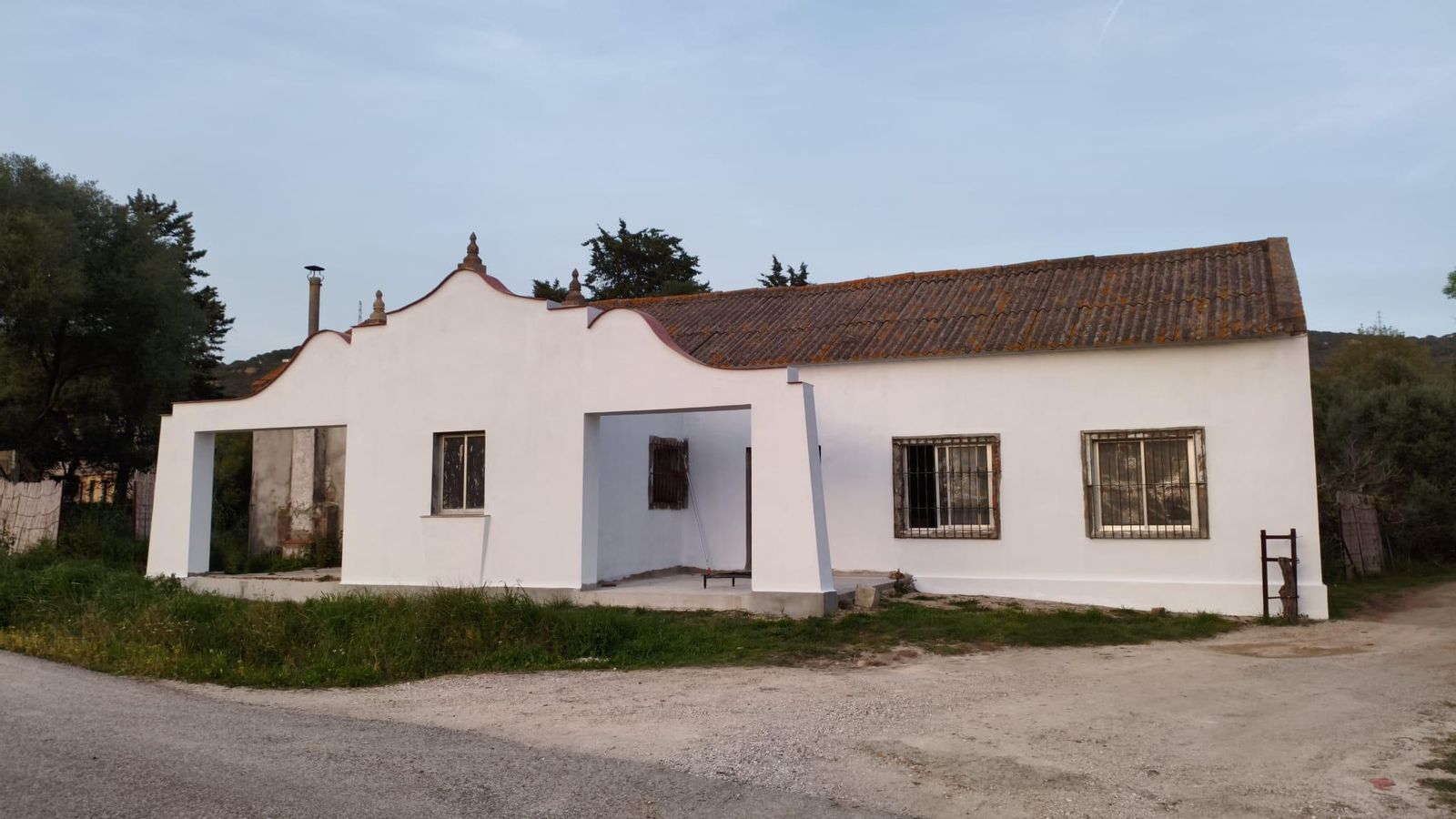 La fachada de la antigua escuela rural de La Polvorilla, en Los Barrios.