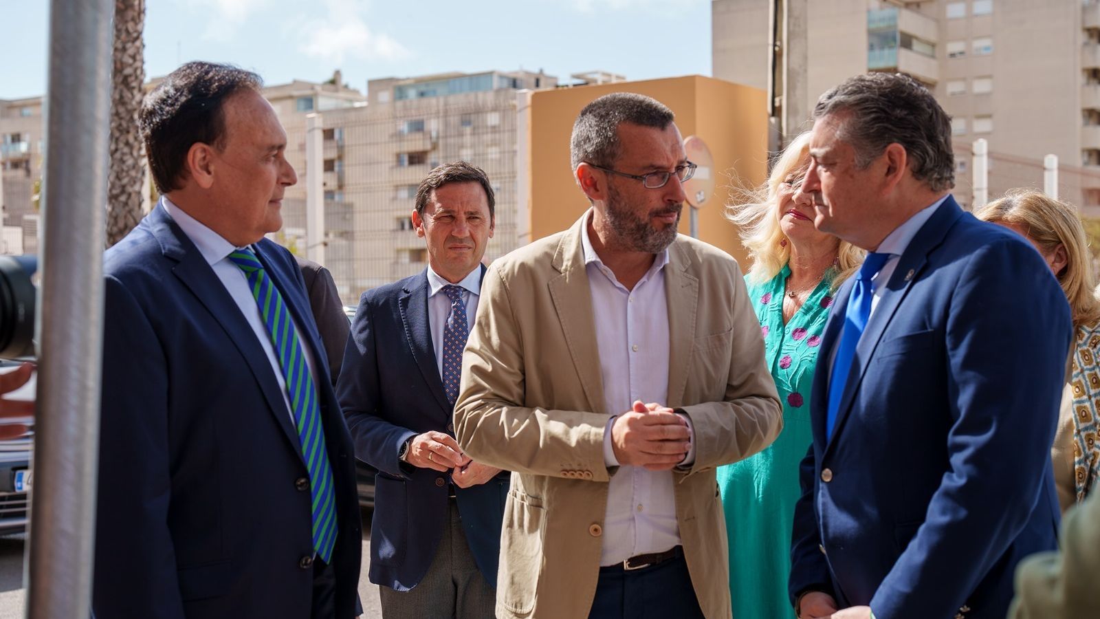 Juan Franco asiste junto a los consejeros de Presidencia y Universidad de la Junta a la inauguración de la oficina del CADE en avenida de la Banqueta.