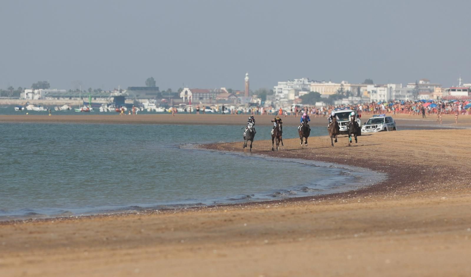 Imágenes de la última jornada del primer ciclo de las Carreras de Caballos de Sanlúcar 2025