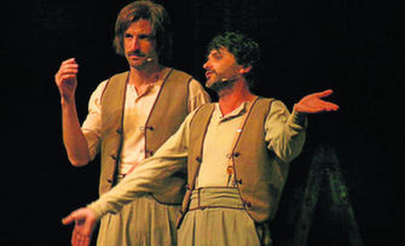 Julián Villagrán y Fernando Tejero, en un momento de la representación de la obra 'Piedras en los bolsillos'.