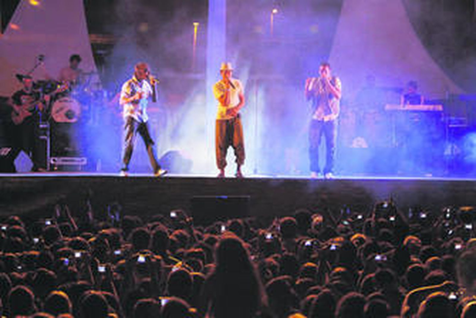 El público del concierto observa al grupo sevillano cantando uno de sus temas.