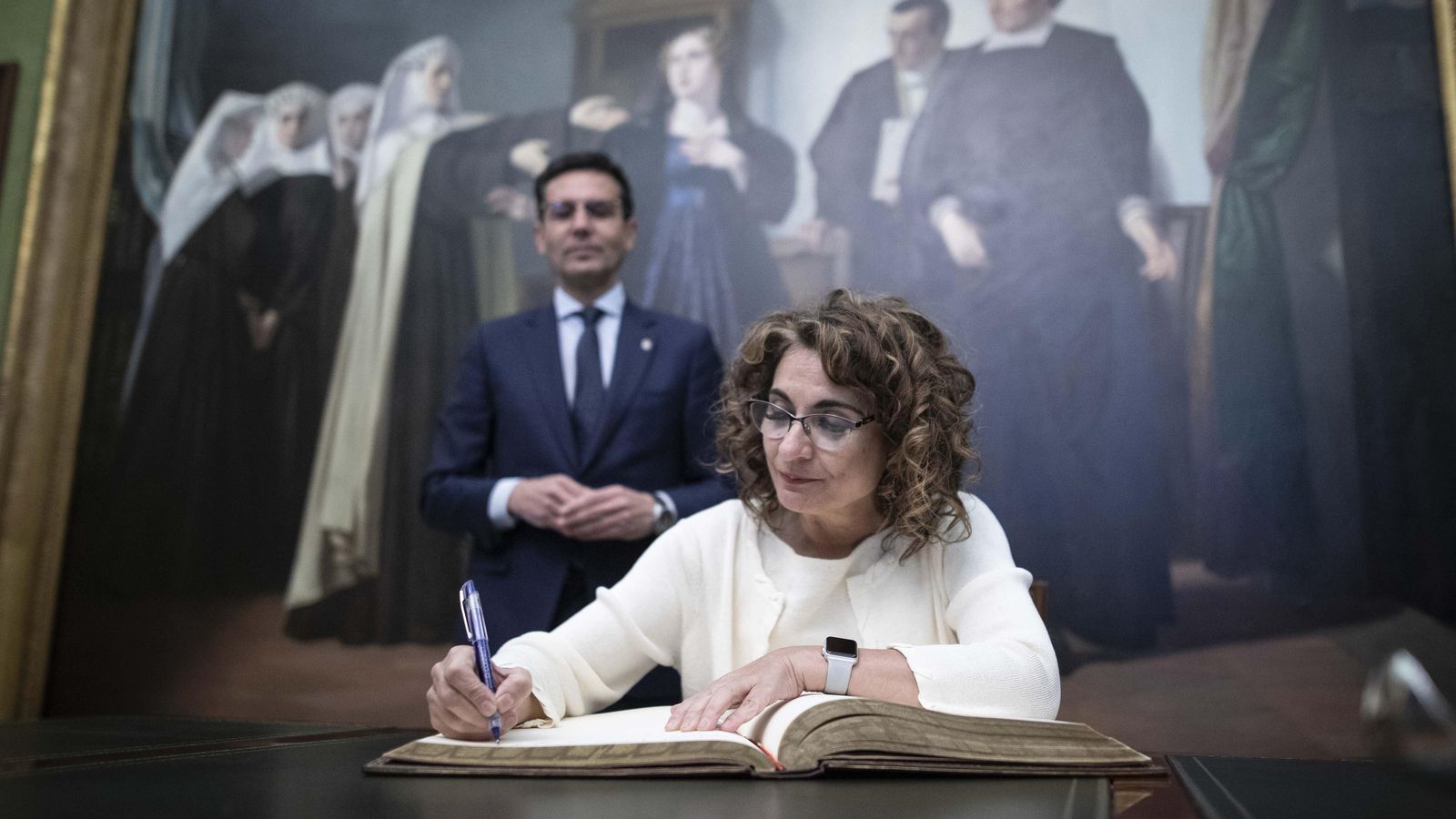 La ministra María Jesús Montero, firmando en el libro de honor del Ayuntamiento.