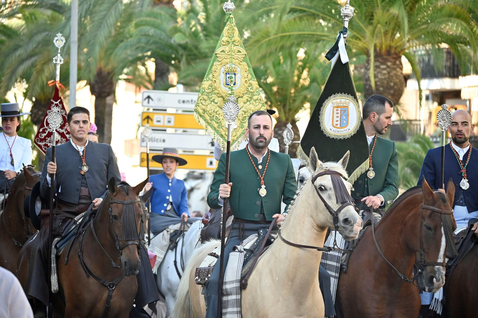 Imágenes de los peregrinos de la Hermandad de Emigrantes en su salida por las calles de Huelva