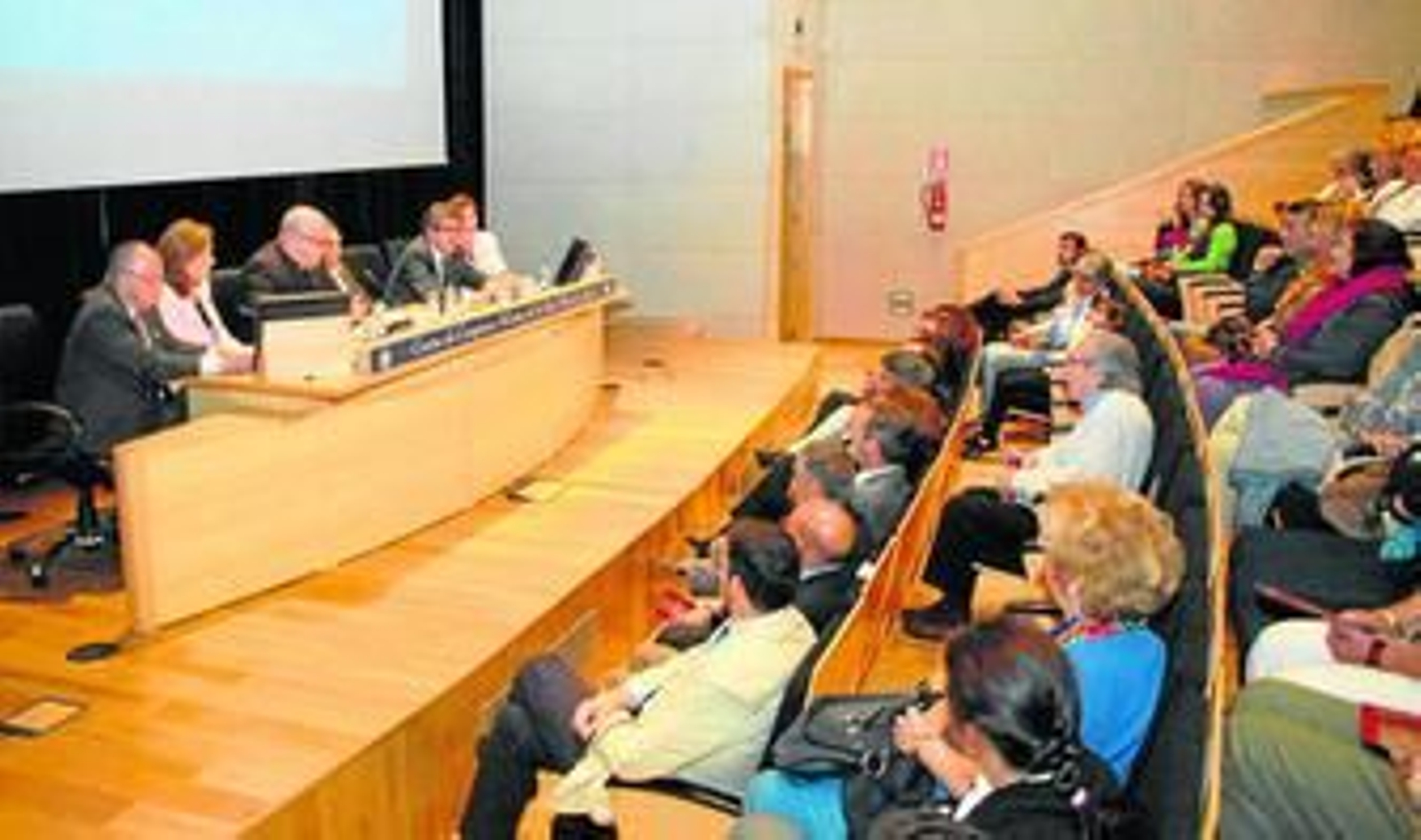 Un momento de la mesa redonda que se celebró en el Centro de Congresos en la noche del pasado lunes.