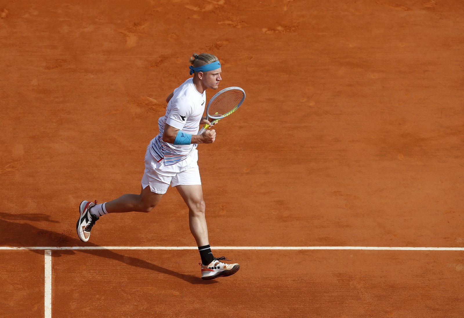 Alejandro Davidovich camina tras ganar un punto.