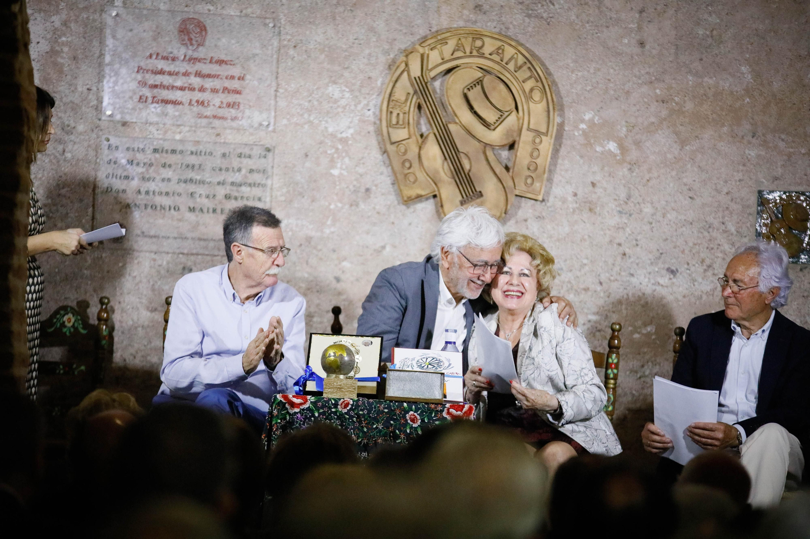 Entrega de Anagrama de Oro y Brillantes de la Ciudad de Almería a Andrés Caparrós en imágeness