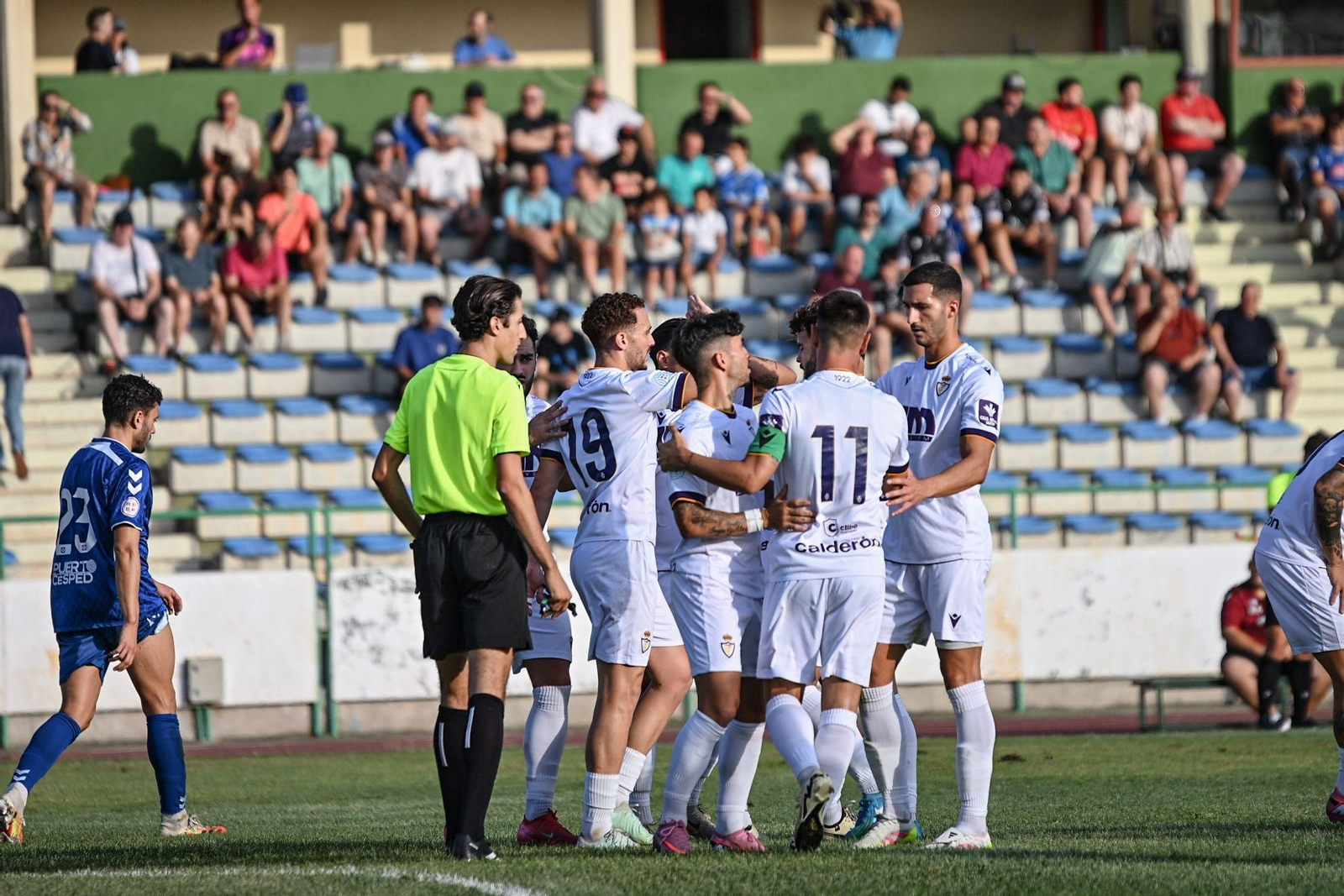 Los jugadores del Real Jaén celebran el primer tanto blanco.