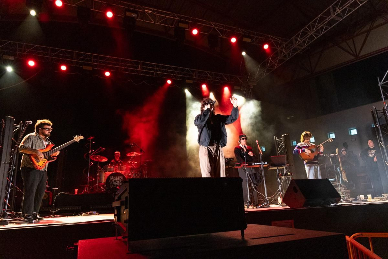 Feria de noche de San Lucas, Concierto de La Plazuela y La Mona Chita Rock, en imágenes