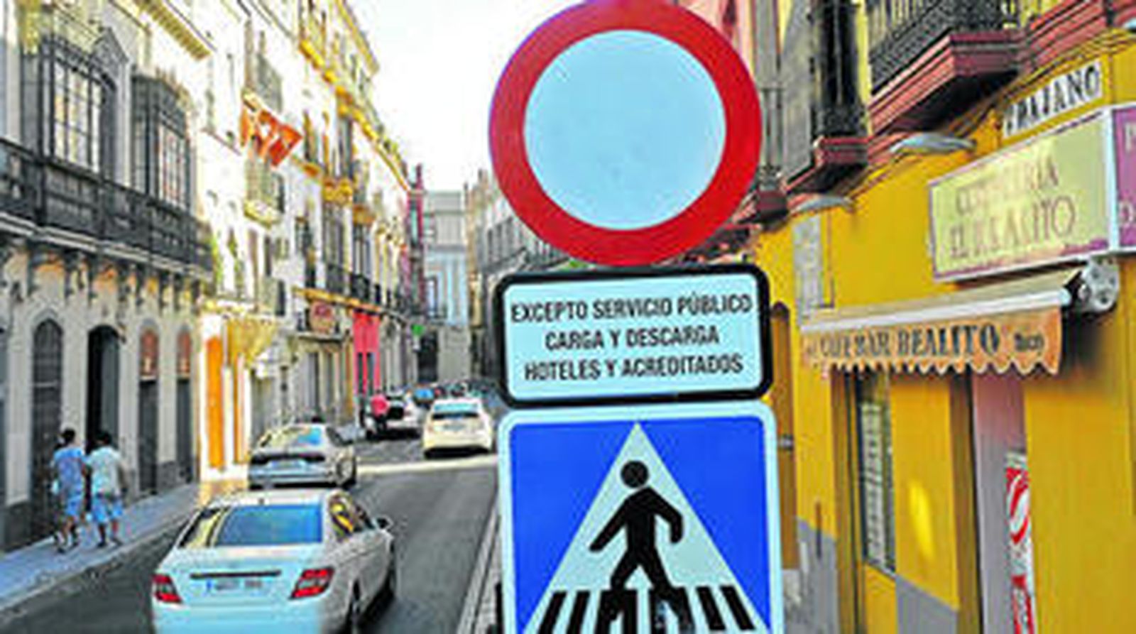 La nueva señal de prohibido el paso en la calle Trajano. Se colocó la semana pasada sin dar información alguna y excluye a "acreditados".