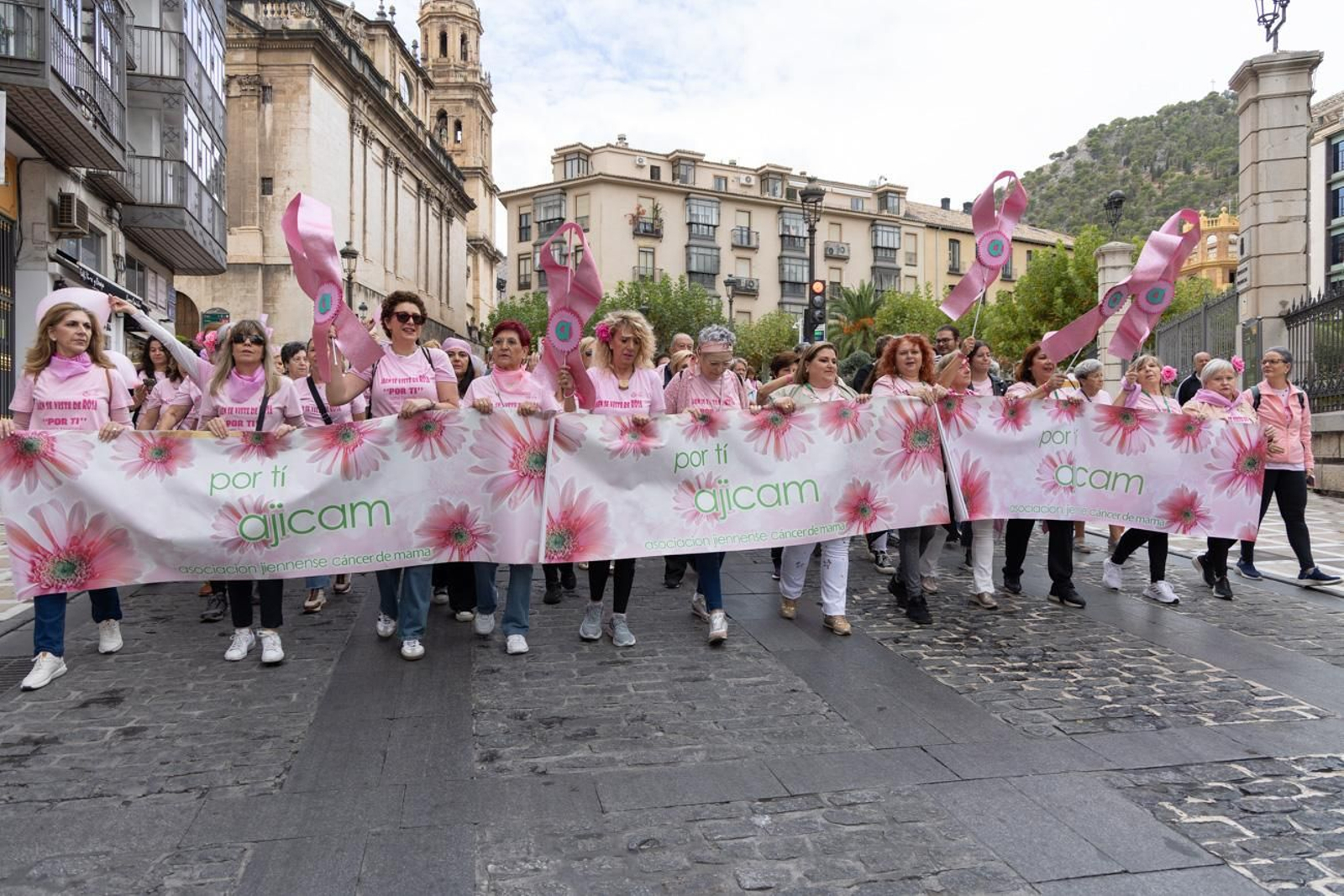 Jaén se viste de rosa con una marcha reivindicativa contra el cáncer de mama