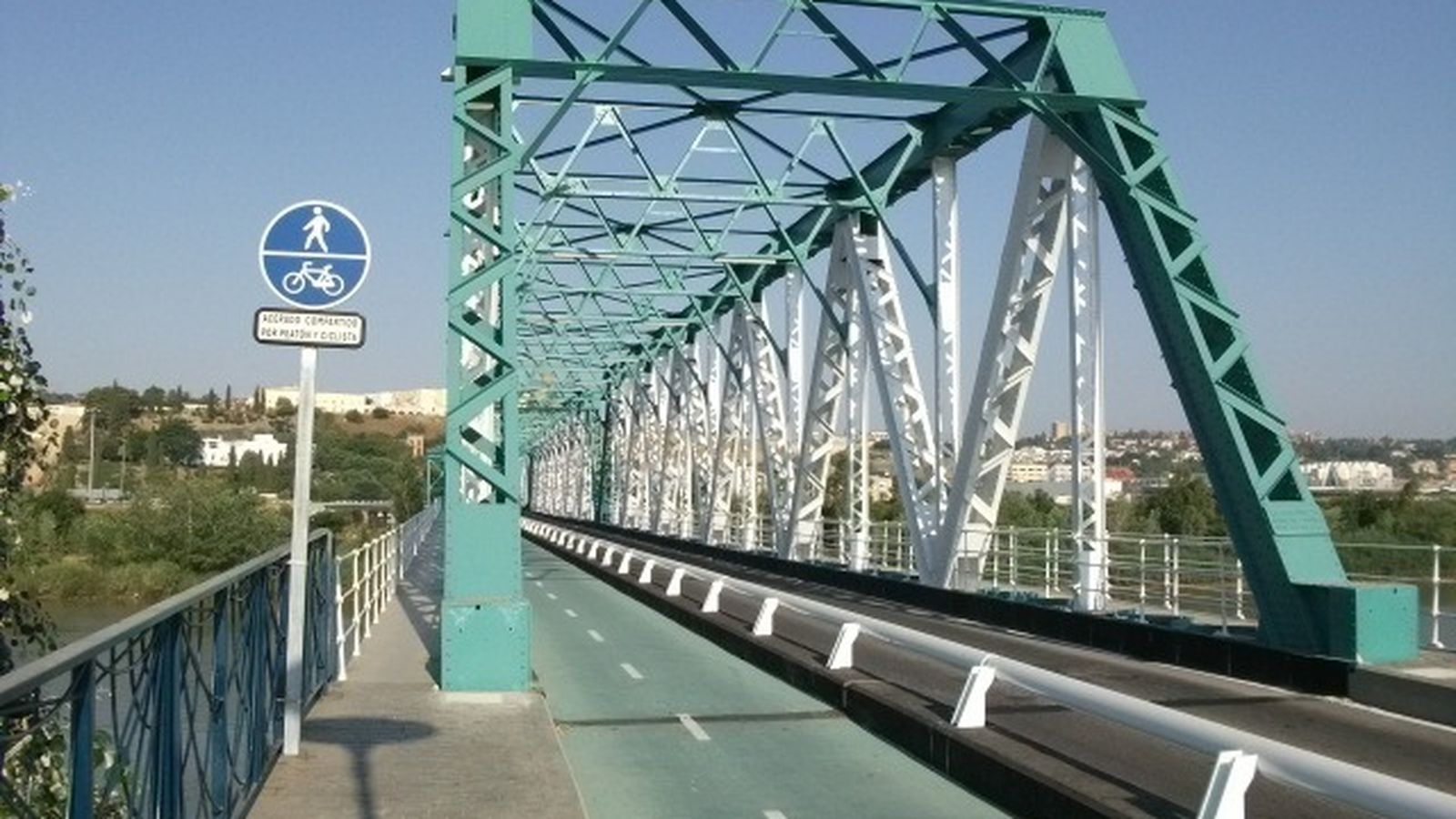 Una imagen del puente de hierro de San Juan.
