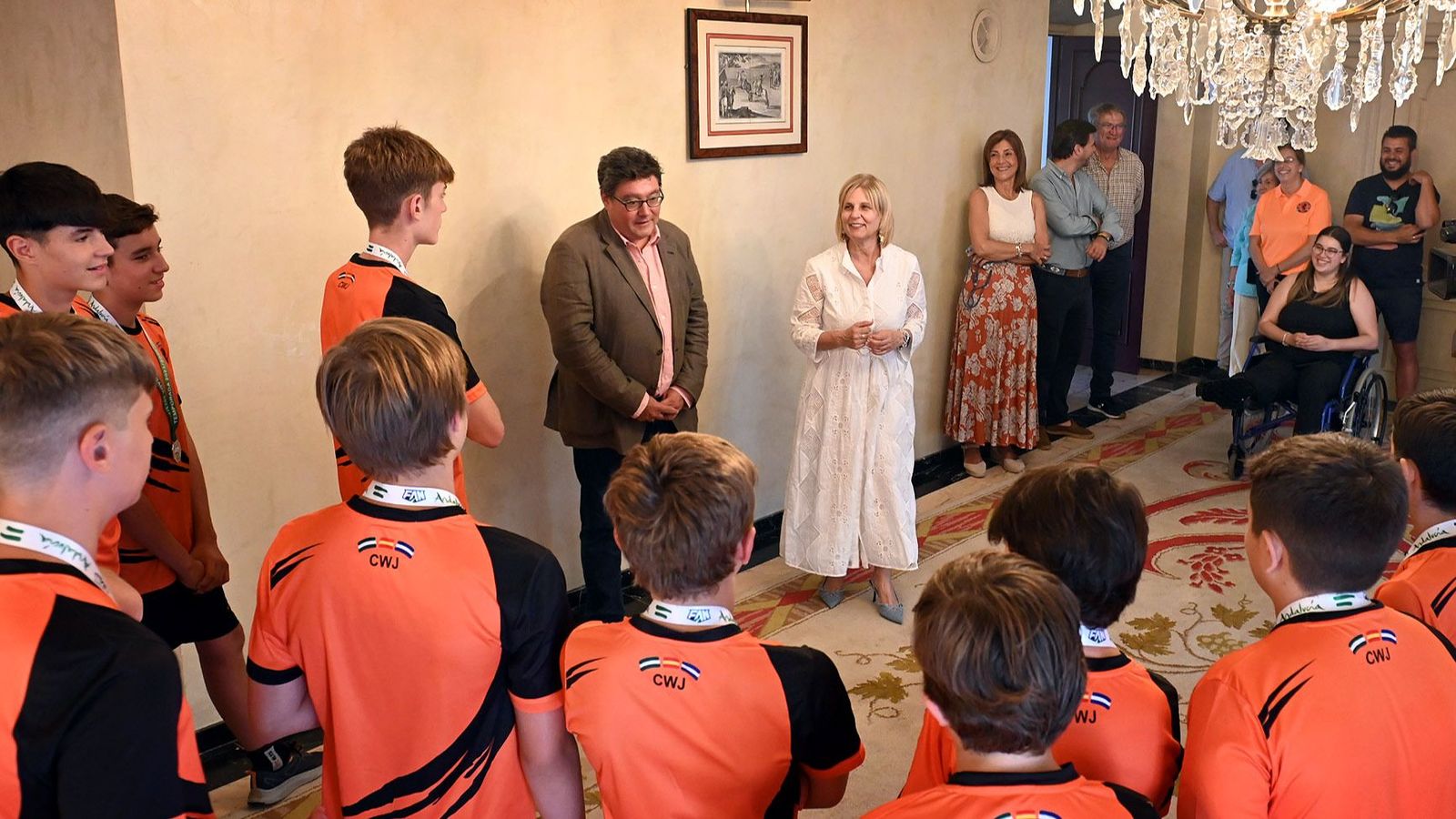 María José García Pelayo y José Ángel Aparicio conversan con los pequeños deportistas.