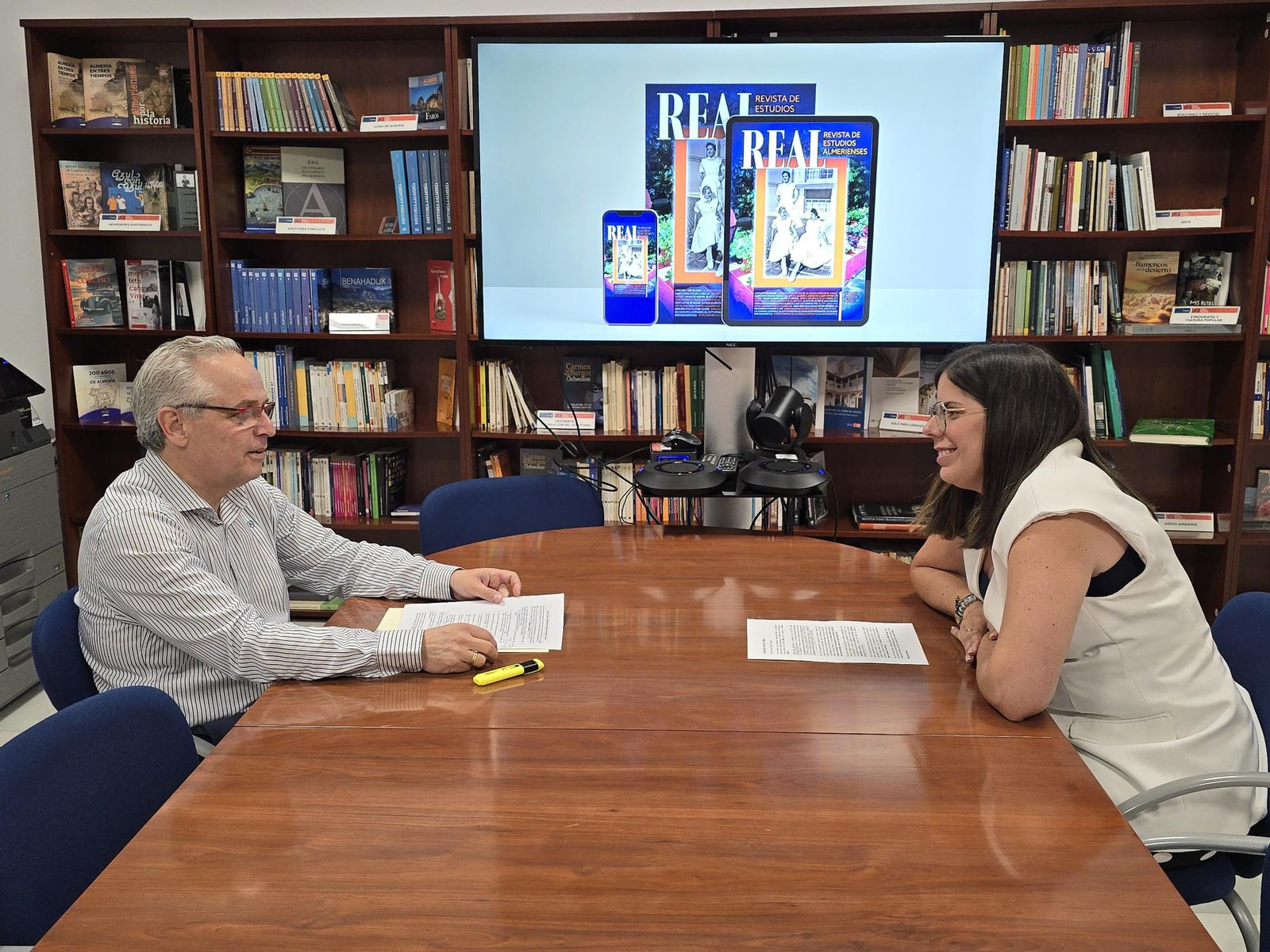 Mario Pulido, director del IEA y Almudena Morales, diputada de Cultura, Cine e Identidad Almeriense.