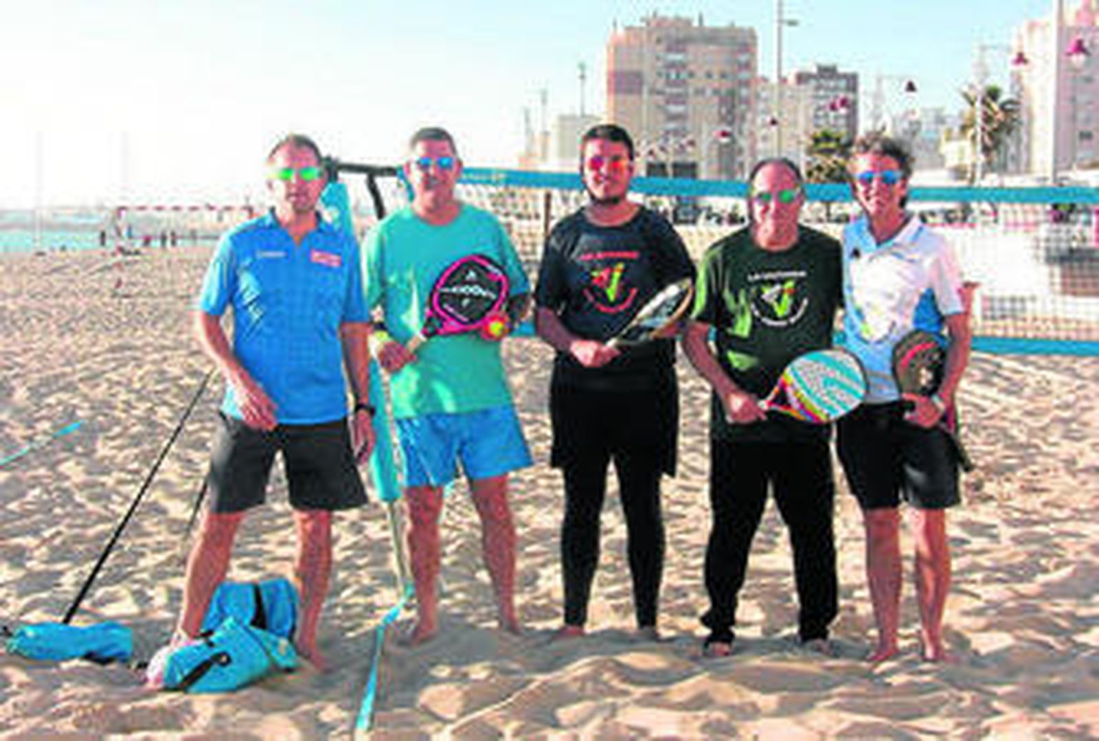 Varios de los socios fundadores del nuevo club de tenis playa gaditano, en la playa La Victoria de la capital.
