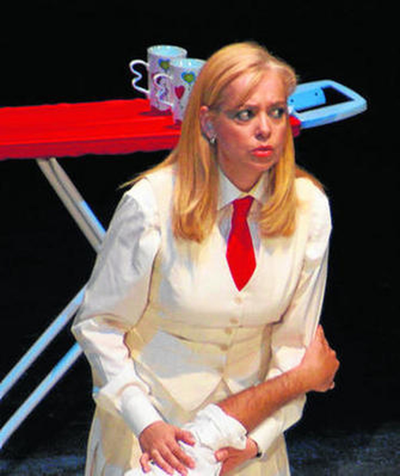 La actriz Emma Ozores, en un momento de la obra 'El último que apague la luz'.