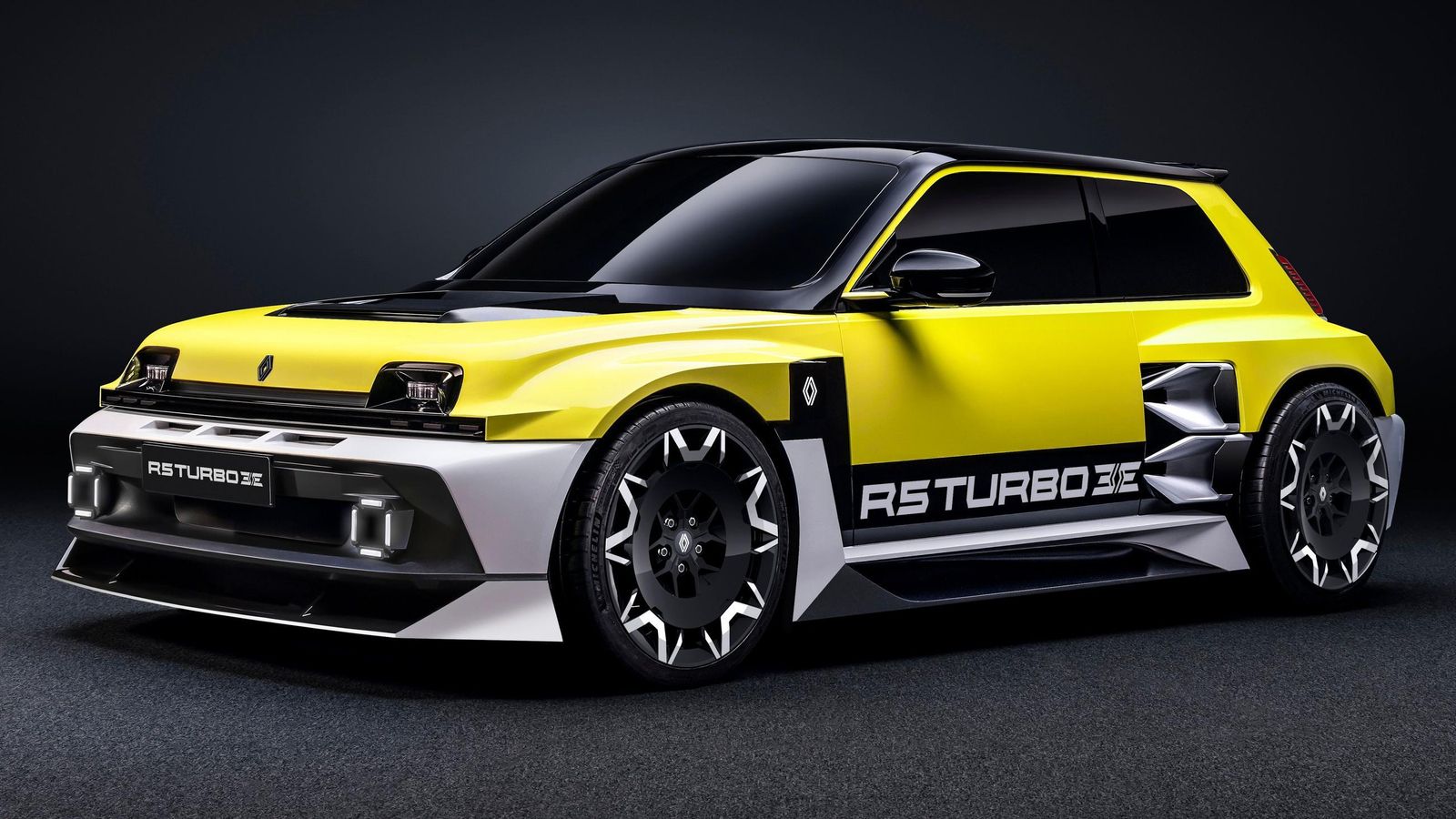 La vinculación con el Renault 5 E-Tech será puramente formal, en tanto que el Turbo 3E será un coche de tracción trasera, con un sistema de propulsión eléctrico muy distinto del primero.