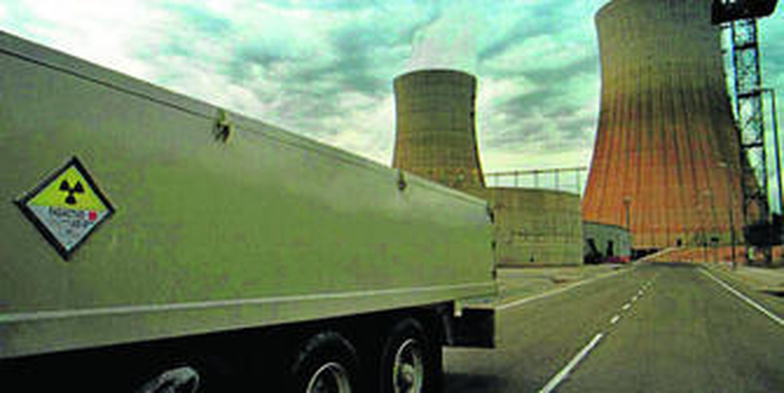 El camión en el que se trasladará la bomba de cobalto desde Torrecárdenas hasta el cementerio nuclear de El Cabril de Córdoba.