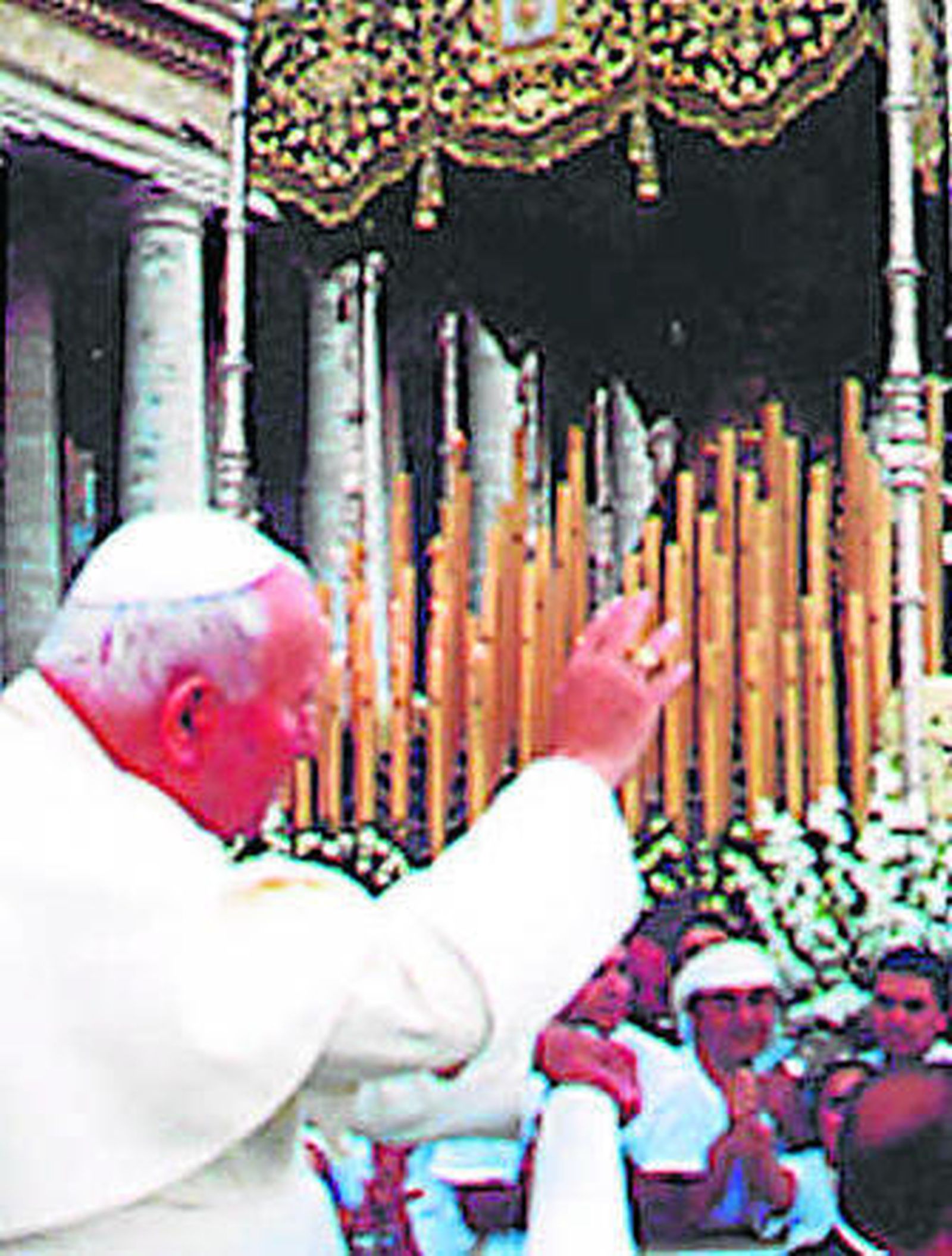 Juan Pablo II delante del paso.