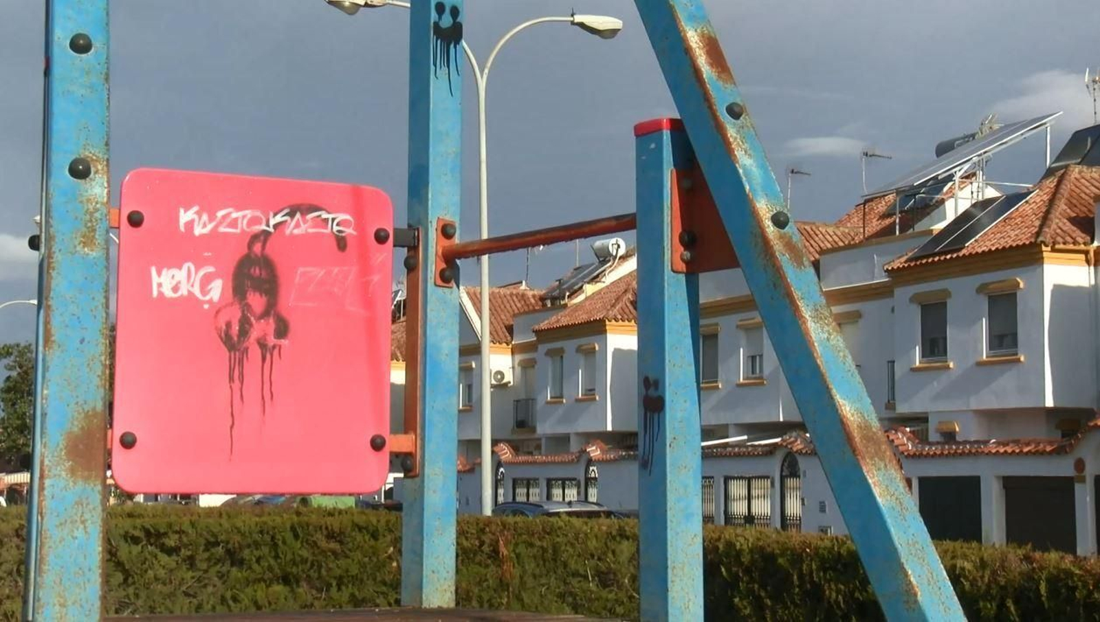 Las imágenes del deterioro del parque infantil del Paseo de Andalucía