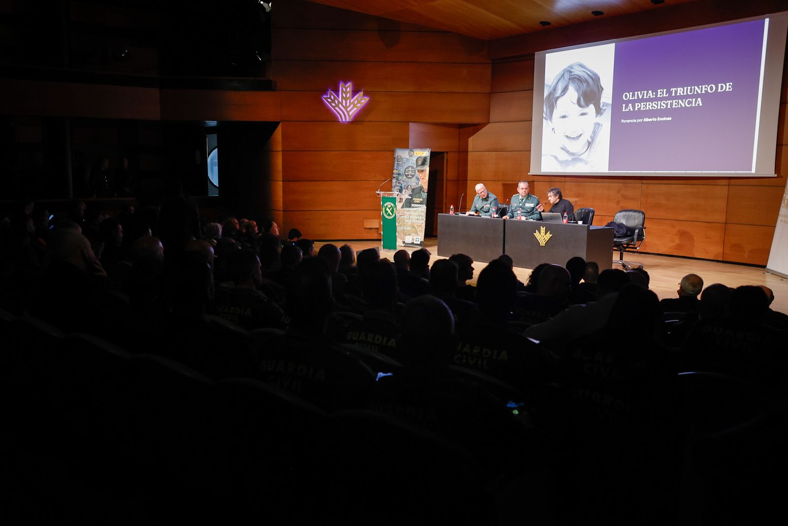 Alberto Encinas (primero por la derecha) durante su intervención.