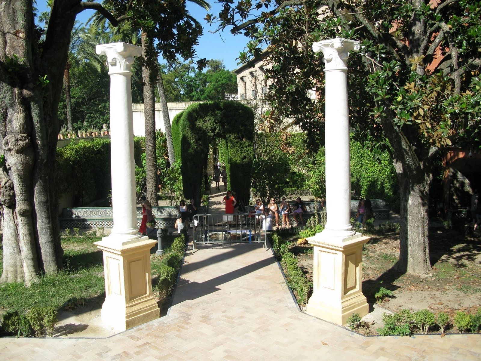 Las columnas del Jardín de la Danza tras la intervención.