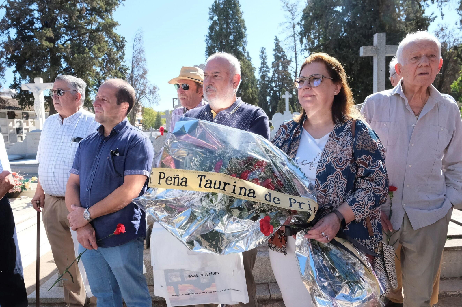 Las fotografías de la ofrenda floral a Manolete en Córdoba: entre claveles rojos y hazañas