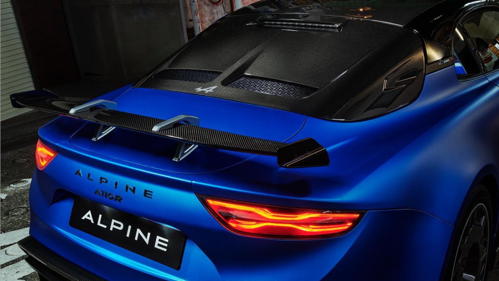 La fibra de carbono se emplea a mansalva en el A110 R. Aunque el alerón parece el del A110 S, en realidad no es exactamente igual.