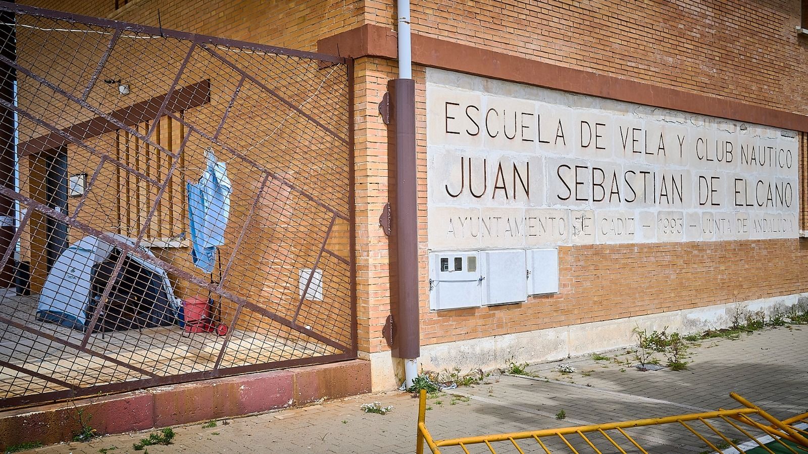 Ropa tendida y una tienda de campaña en las instalaciones del Elcano.