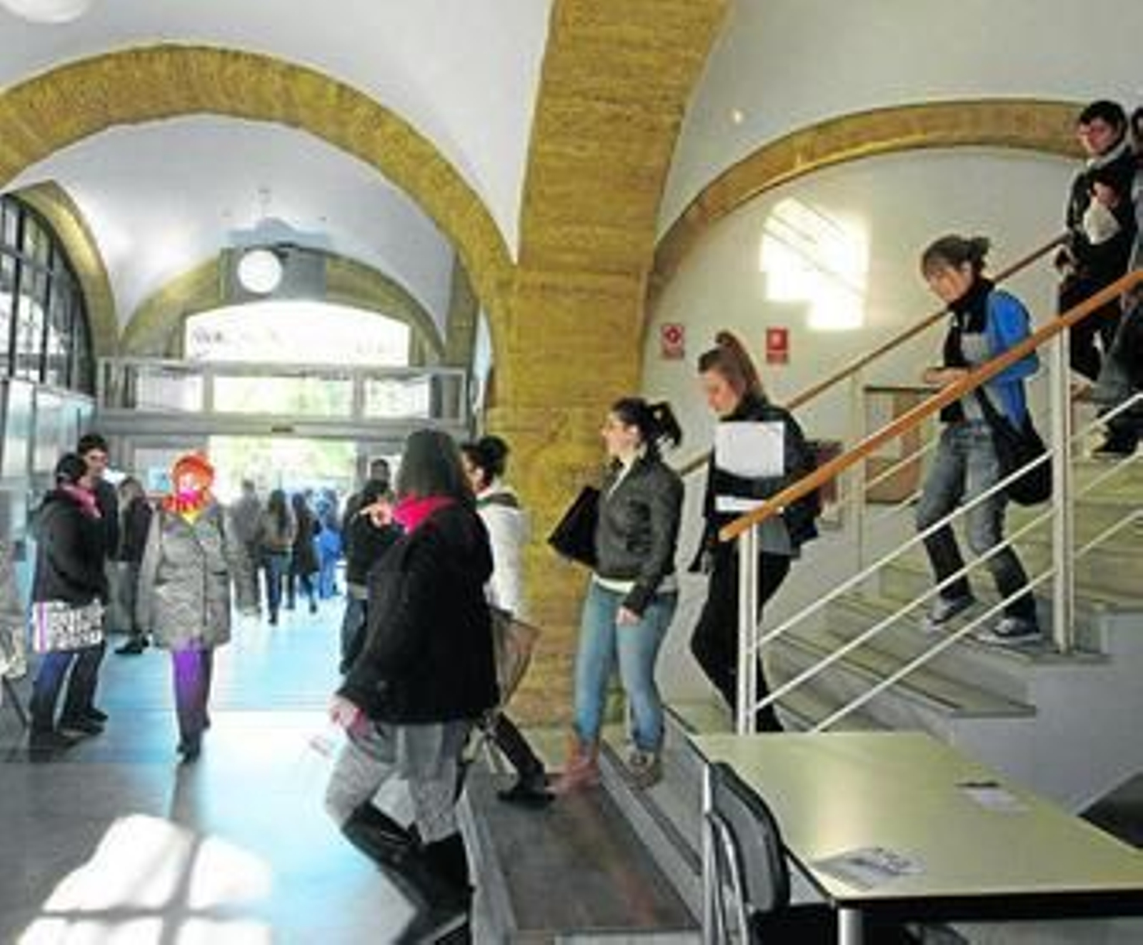 Estudiantes en la Facultad de Filosofía y Letras del campus de Cádiz.