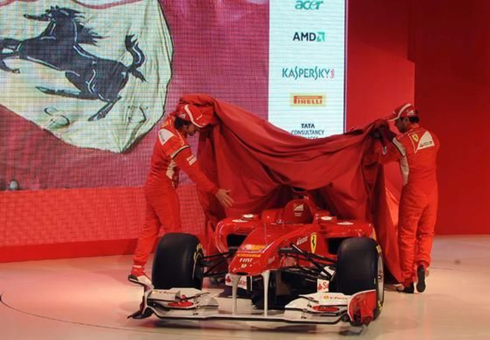 Alonso y Massa descubren el nuevo modelo de Ferrari.

Foto: AFP Photo/ Reuters/ EFE