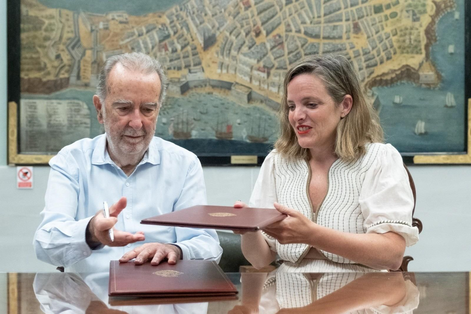 Miguel Ángel García-Agulló y Maite González, este lunes, en la firma del acuerdo.