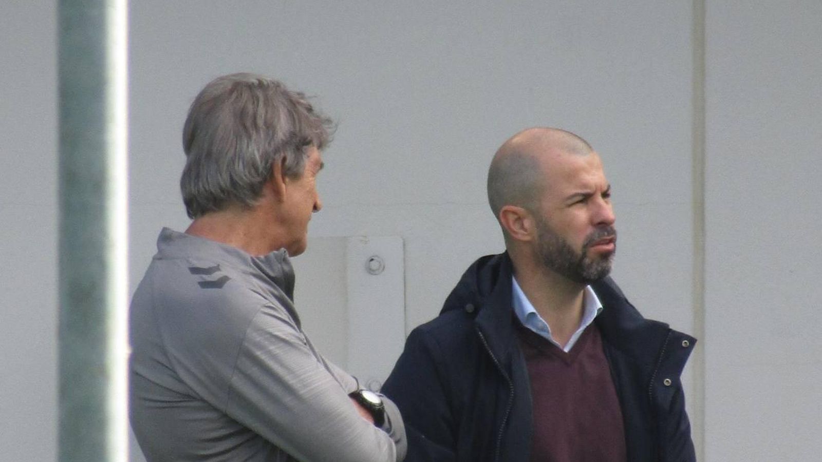 Manu Fajardo y Manuel Pellegrini hablan en el entrenamiento del Betis