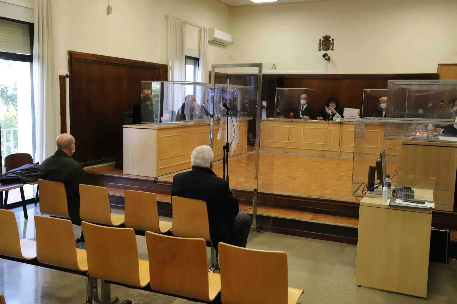 M.B.C. y M.B.G. en el banquillo, al inicio de la vista oral celebrada en la sala de la Sección Tercera de la Audiencia.