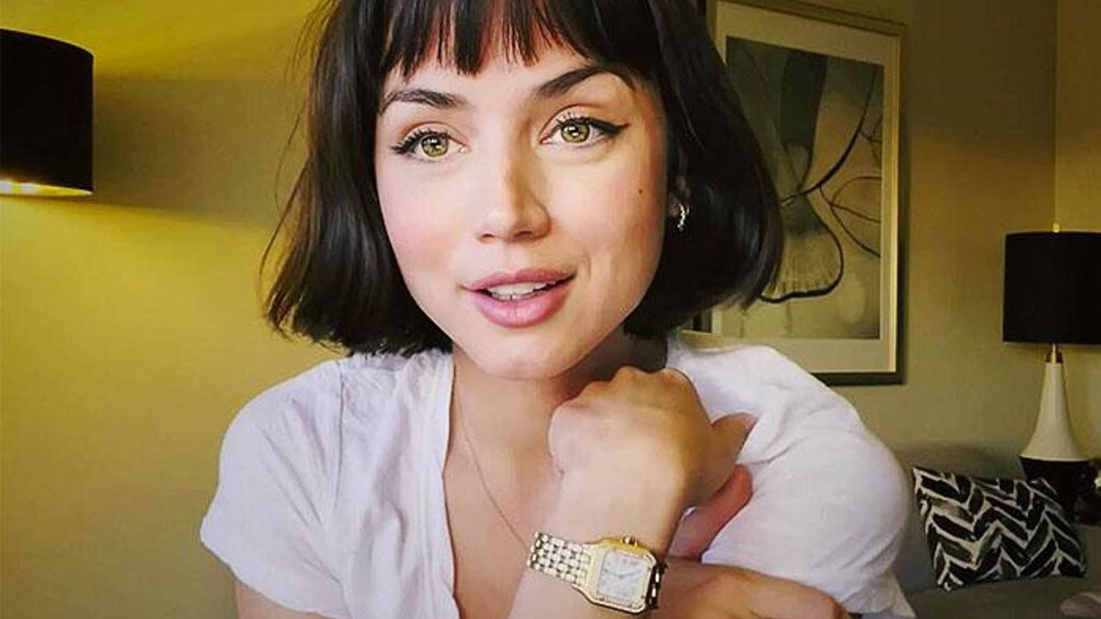 Ana de Armas con su nuevo corte bob con flequillo.