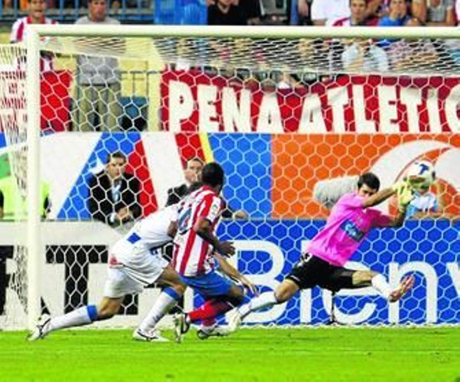 Uno de los mejores partidos de Sinama Pongolle con la camiseta del Atlético fue en la pasada campaña ante el Recre, al que hizo dos goles.