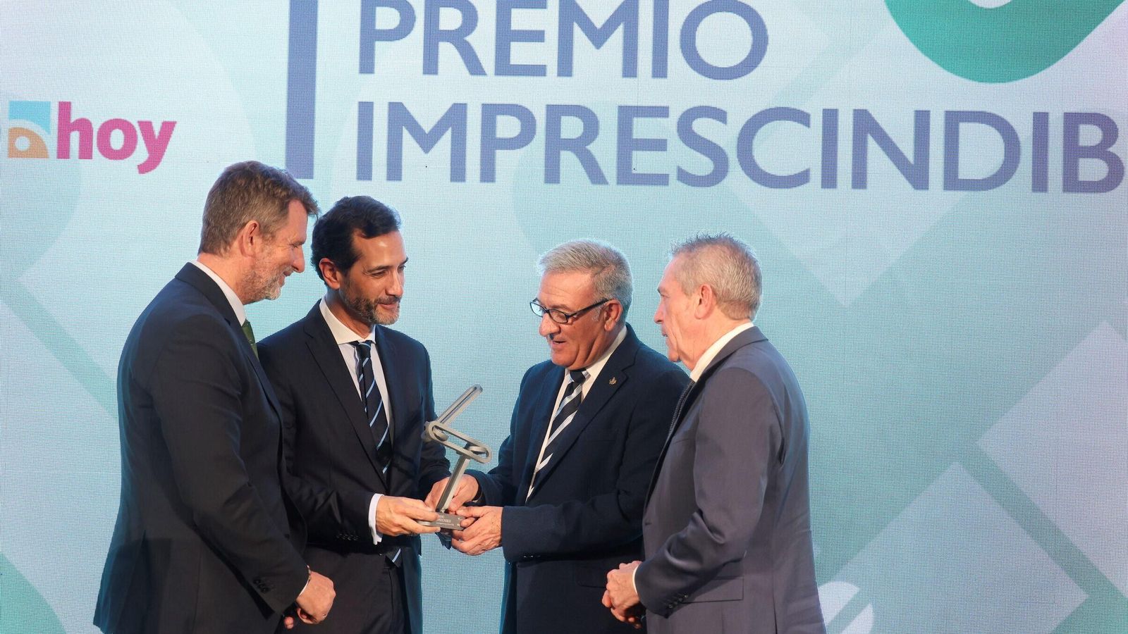 Fernando Ortega y Miguel Gil entregan el premio al hermano Manuel Armenteros y José Luis Fuentes. Fernando Ortega y Miguel Gil entregan el premio al hermano Manuel Armenteros y José Luis Fuentes.