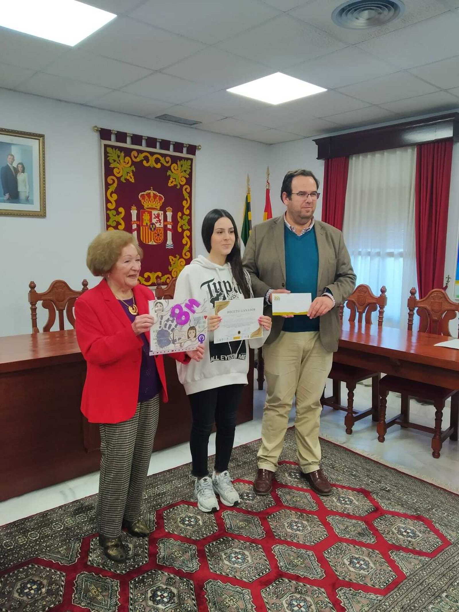 La ganadora del concurso posa con Francisca Gago y Alejandro López Valenzuela.