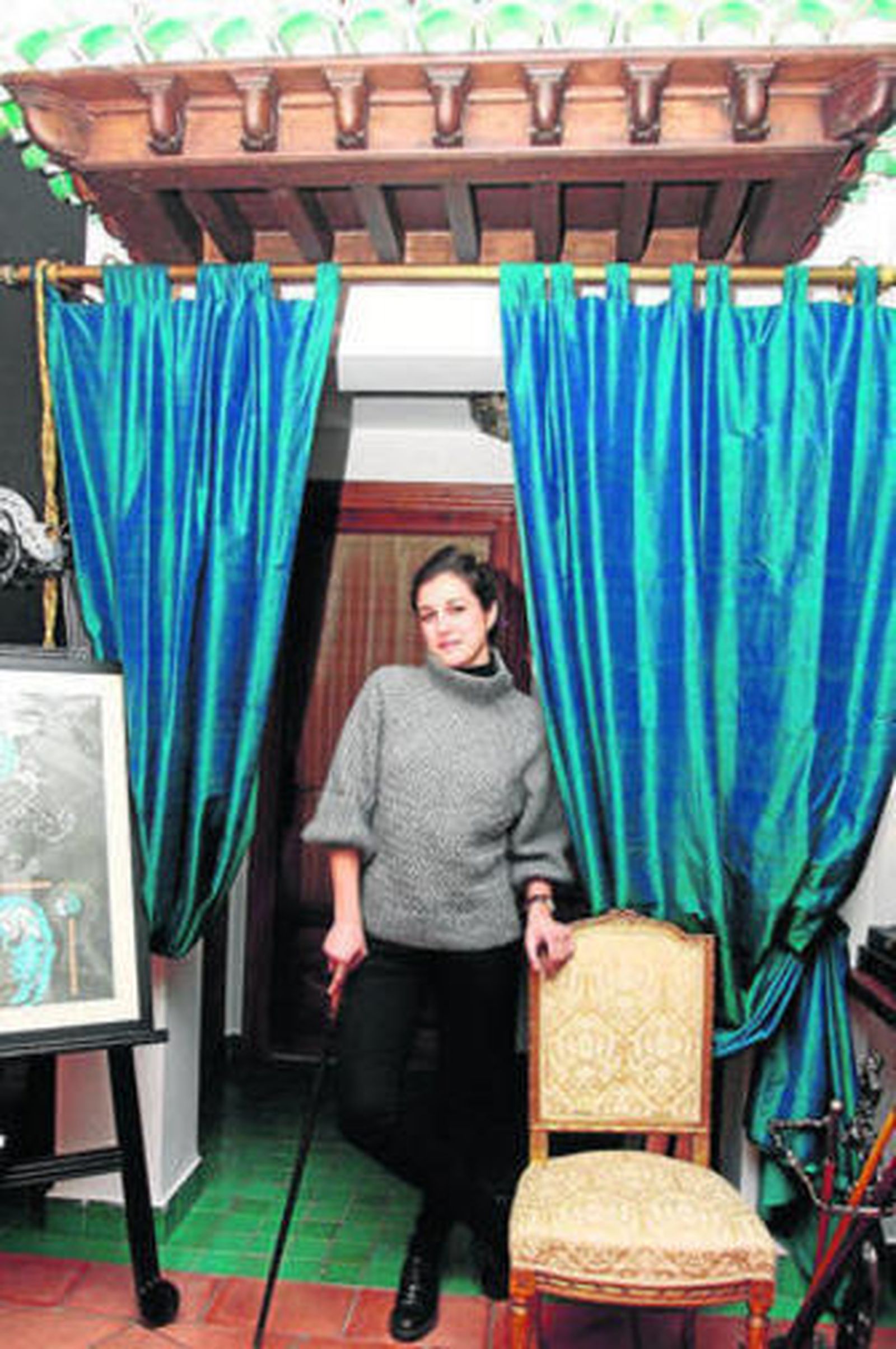 1. La presidenta de la Asociación de Anticuarios de Granada, Marta Castillo,  en su negocio R. Gualda ubicado en Calle Elvira. 2. Las figuras religiosas, los cuadros o las lámparas forman parte de la esencia de estos negocios. 3. Cada objeto cuenta con una historia desconocida en muchos casos que le aporta un halo de misterio.  4. La asociación pretende eliminar la idea de que el gusto por lo antiguo es elitista.