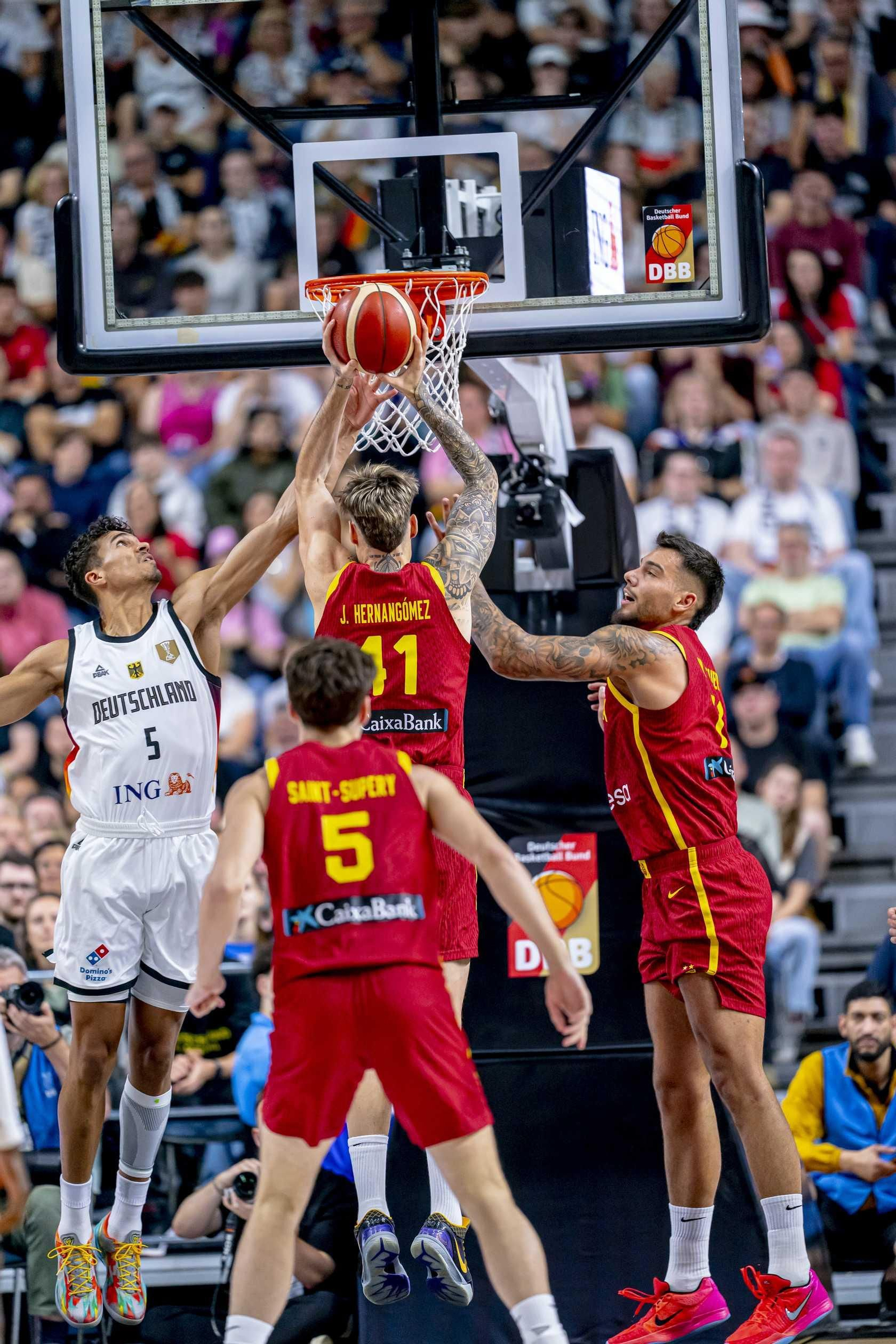 Mario Saint-Supéry, con España.