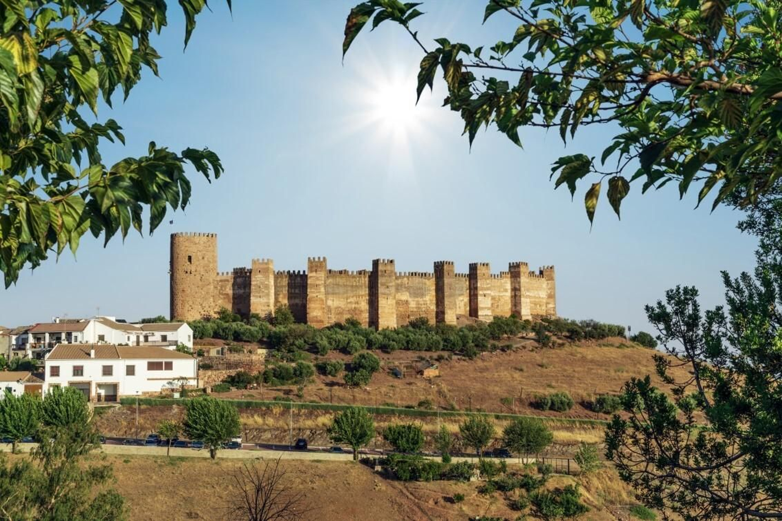Destaca el Castillo de Burgalimar, uno de los más antiguos de Europa, que conserva el recinto amurallado casi intacto. Baños de la Encina, uno de los pueblos más bonitos de España