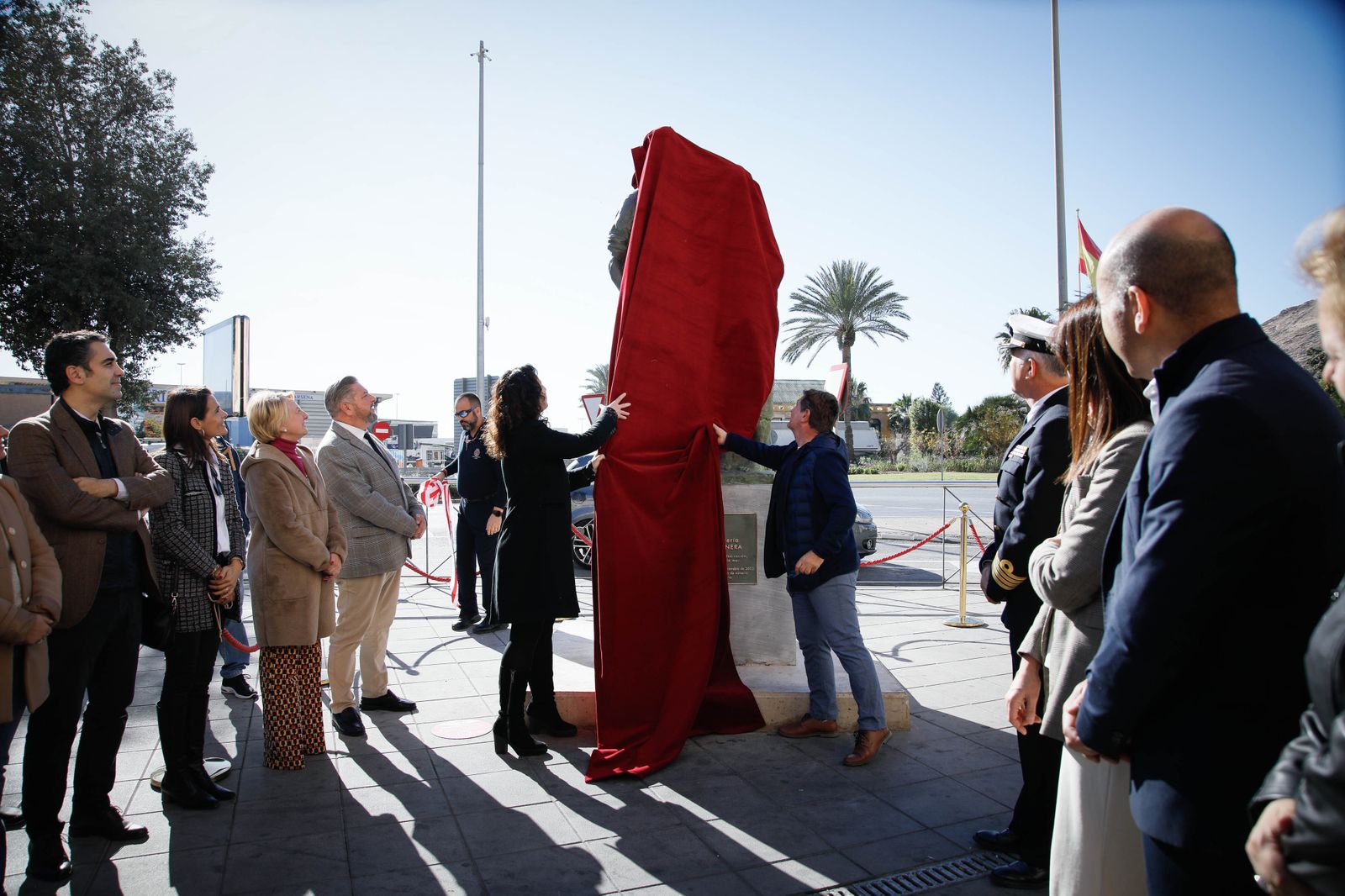 Imágenes de la inauguración sobre escultura ‘Familia Marinera’, del escultor Francisco Javier Galán, en homenaje a las familias de pescadores en Pescadería-La Chanca