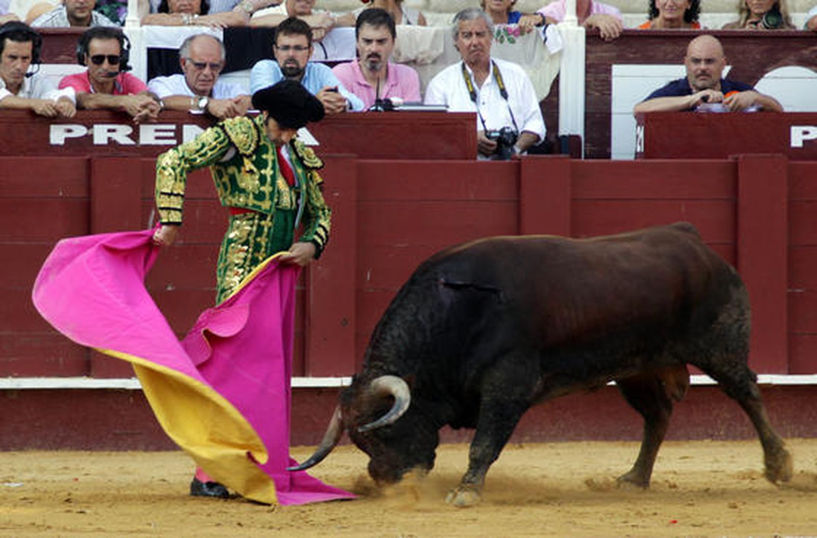 Enrique Ponce y José María Manzanares abrieron la puerta grande de Manolo Segura. Conde pasó inadvertido. 

Foto: Migue Fernandez