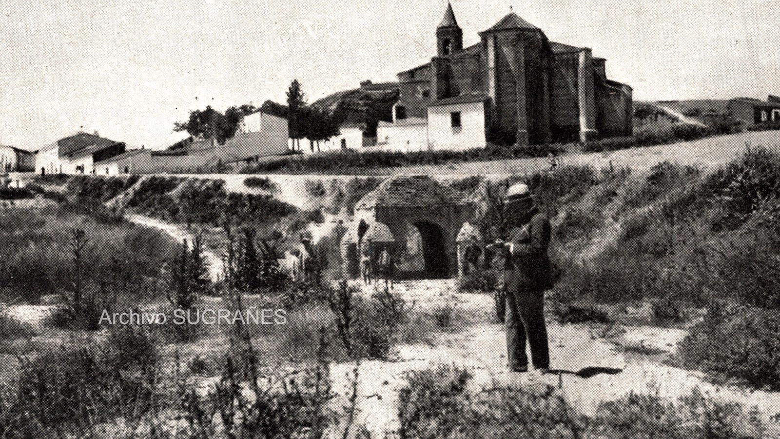 Blasco Ibañez tomando notas junto a la Fontanilla en Palos de la Frontera.