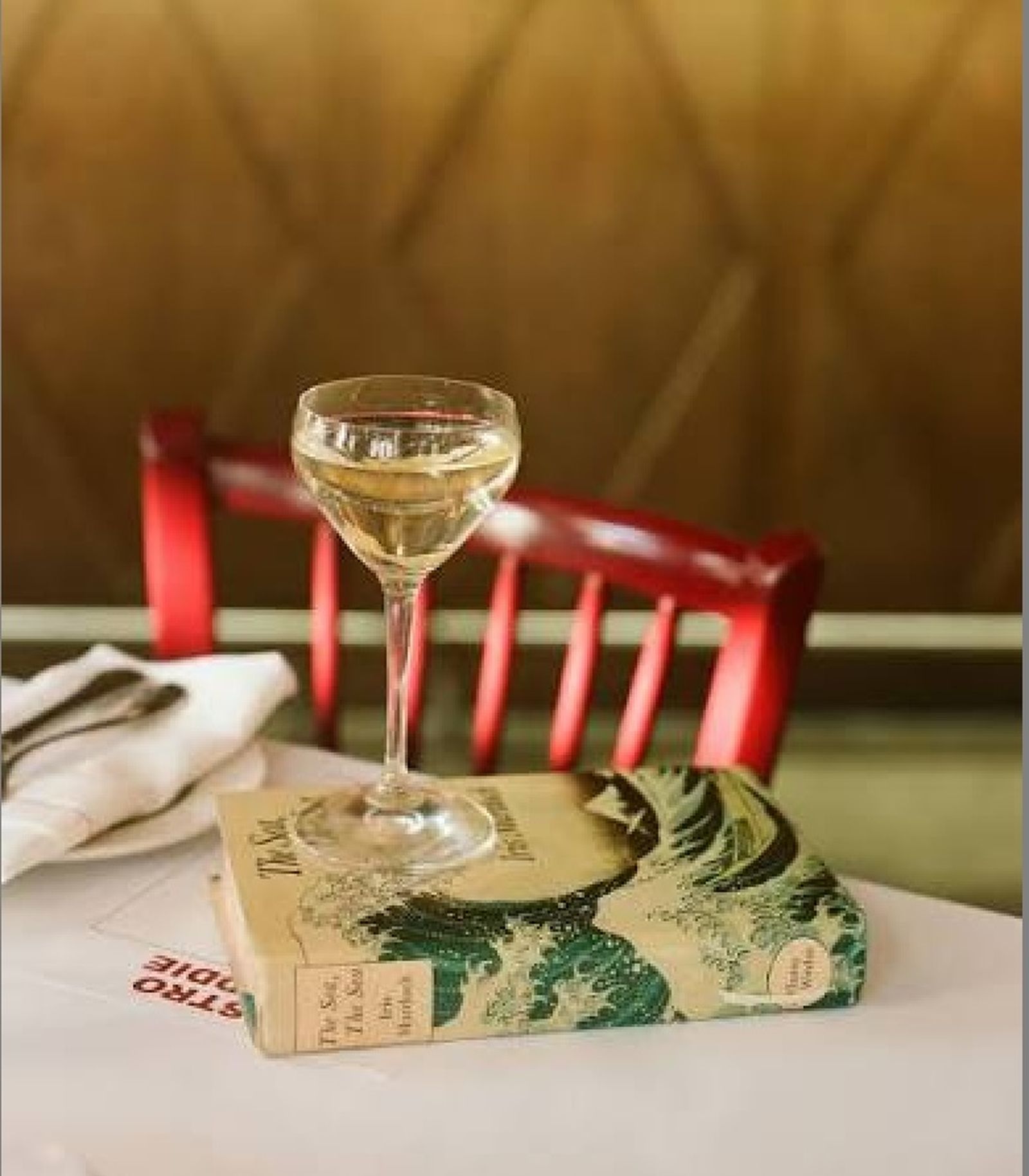 Una copa de vino y una novela de Murdoch.