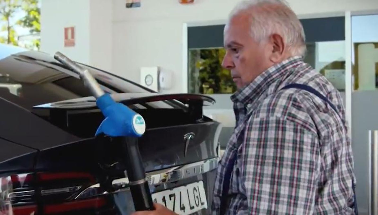 Ángel, dispuesto a echar gasolina a un coche eléctrico