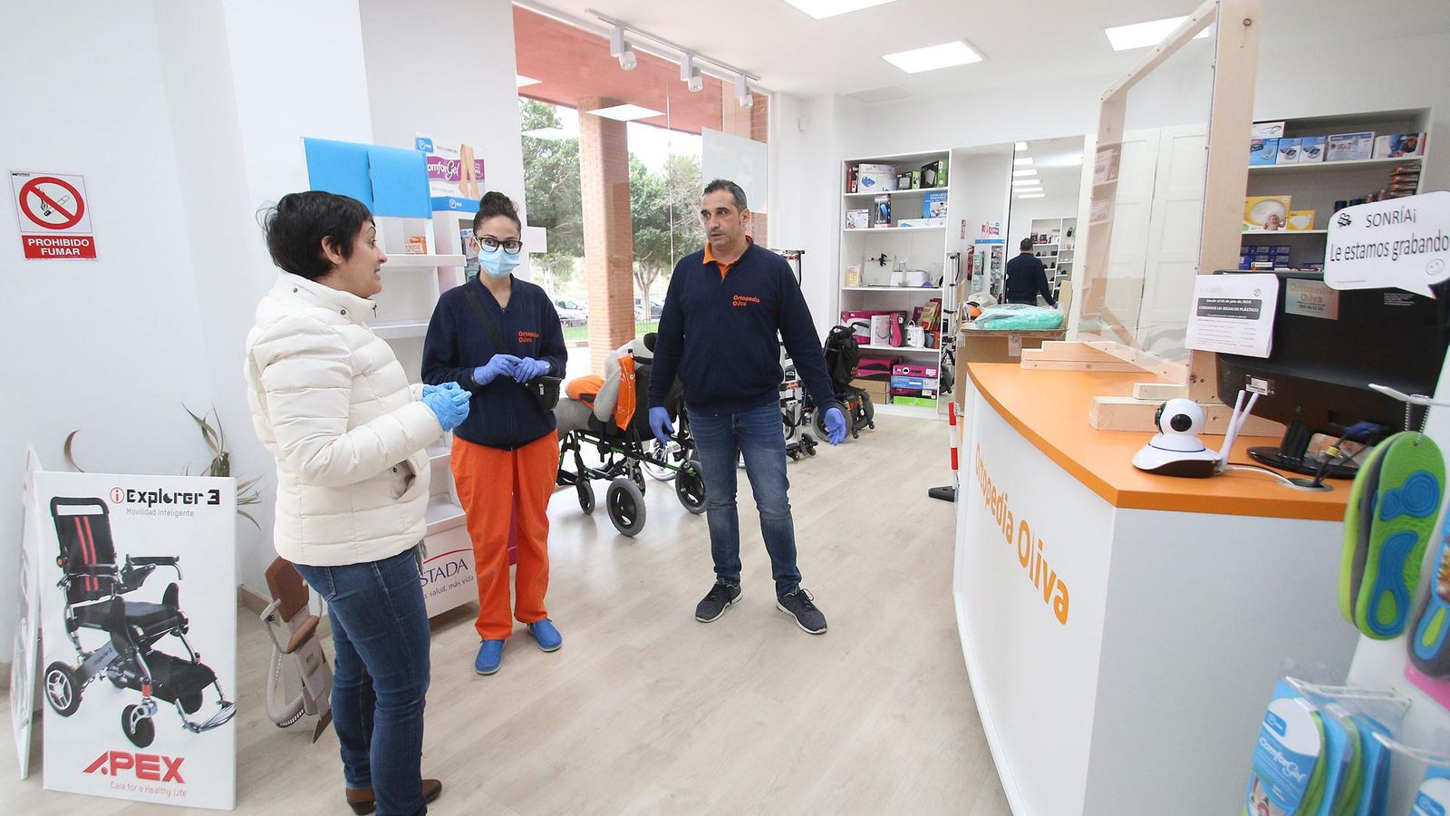 Los trabajadores de Ortopedia Oliva contactan con una sanitaria del hospital Torrecárdenas para hacer la entrega del material