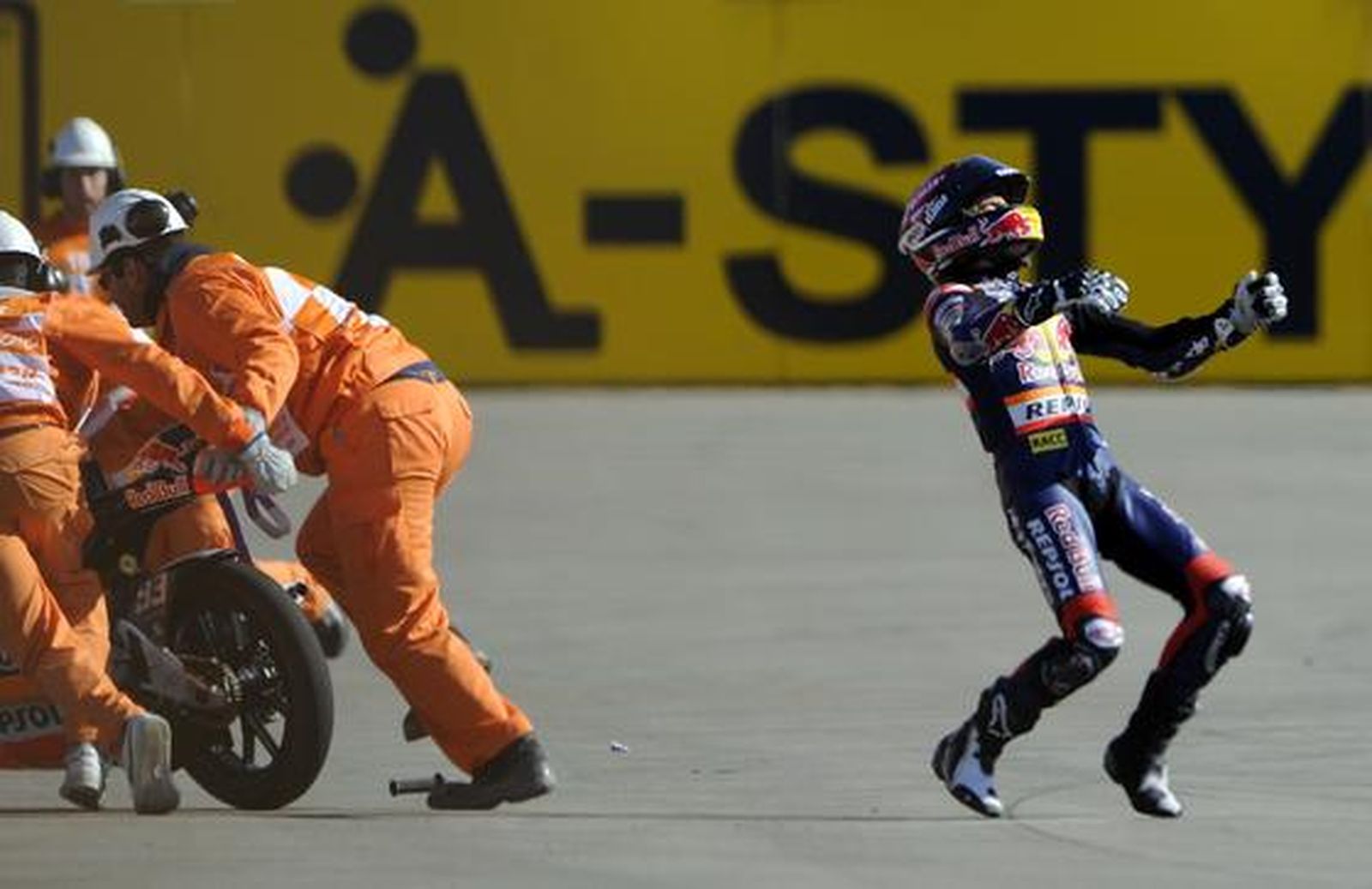 Marc Márquez, frustrado tras su caída en el Gran Premio de Aragón.

Foto: Efe / Afp Photo / Reuters