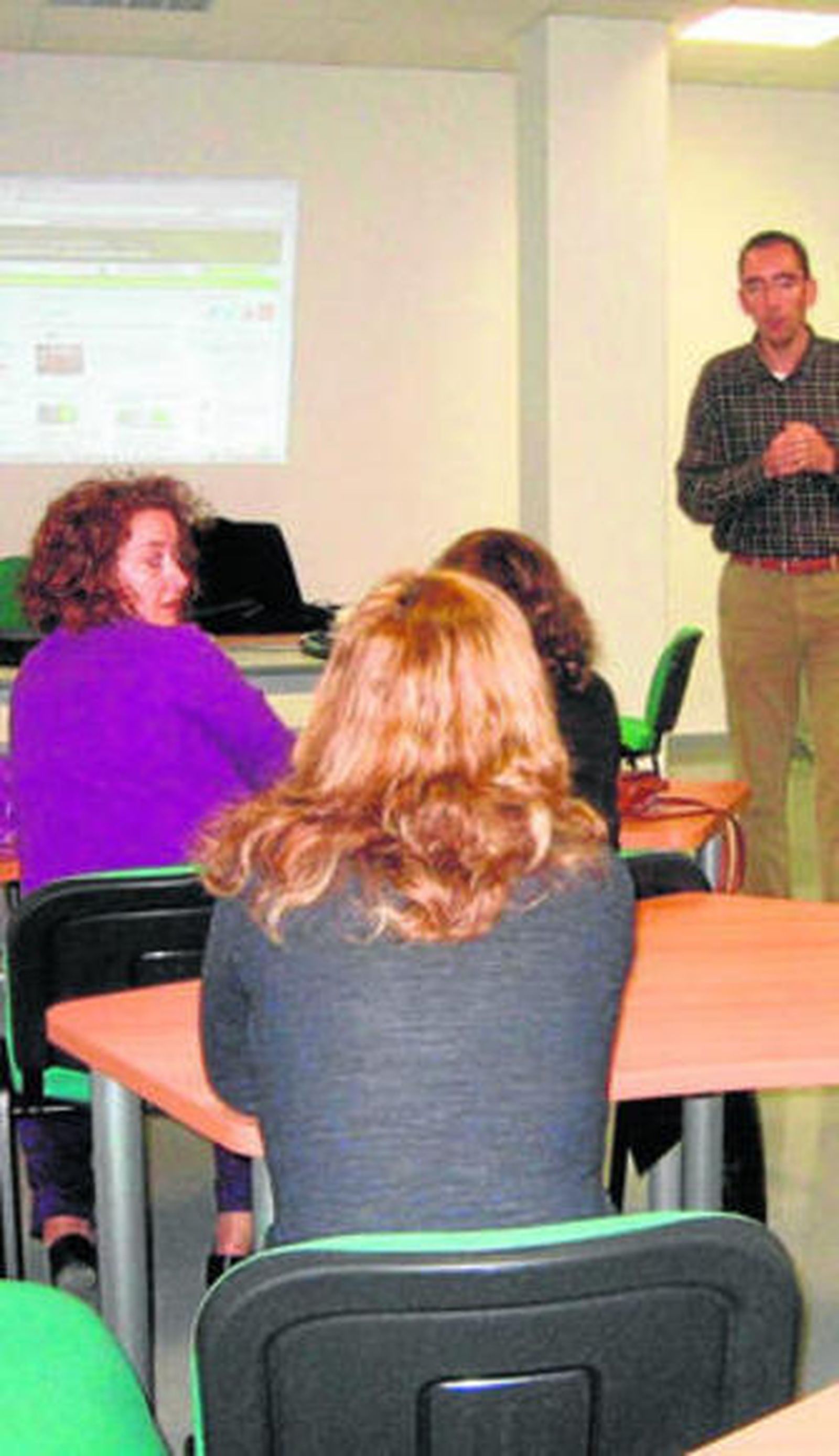 Asistentes a una de las sesiones informativas en El Ejido.