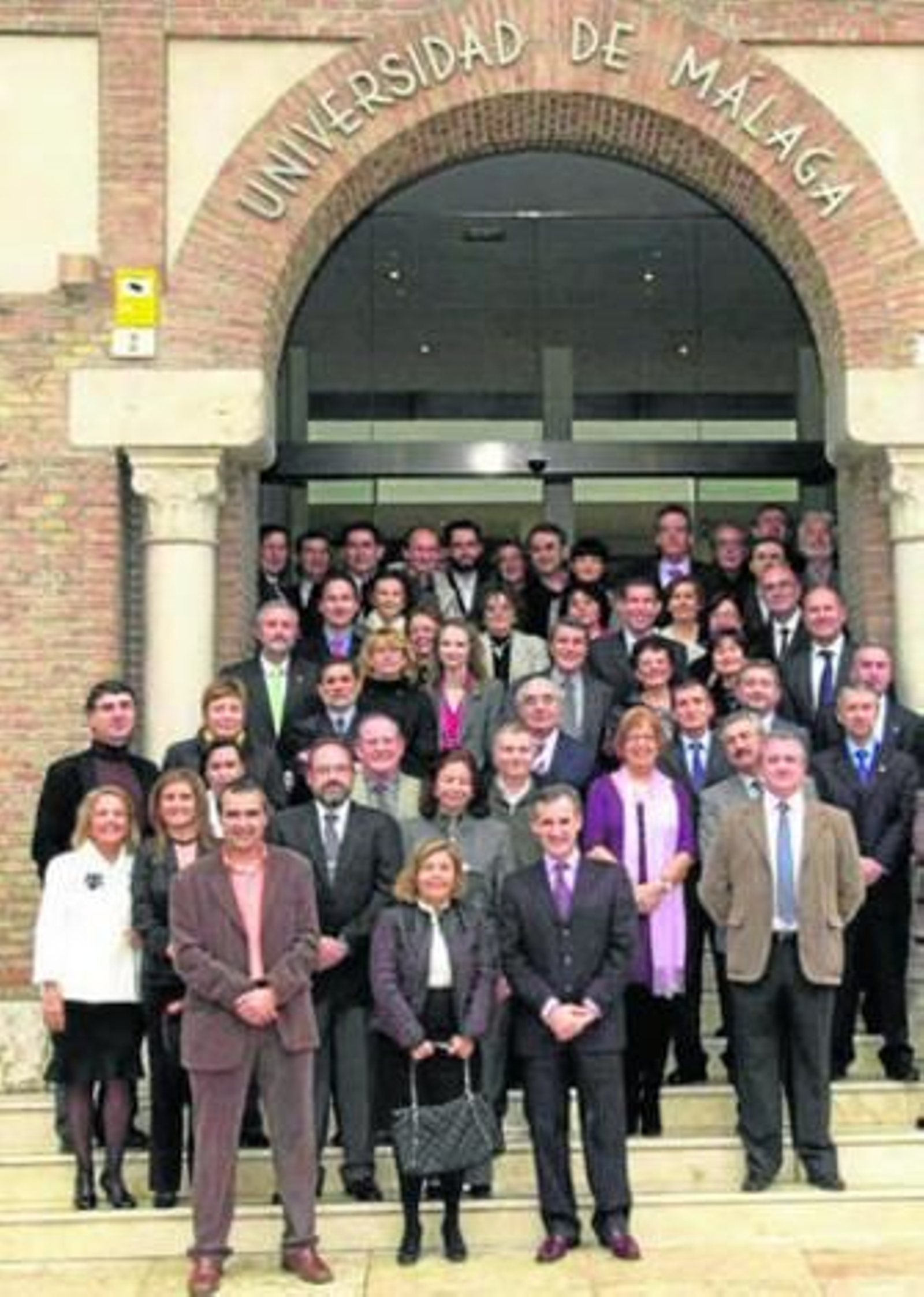Última toma de posesión: La rectora y su equipo con los 45 catedráticos  y 20 profesores que incorporados en 2010.